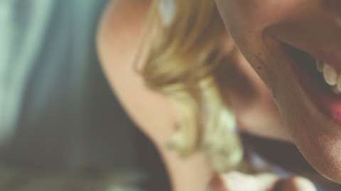 El semen también contiene gran cantidad de proteínas, sodio, colesterol y azúcares.