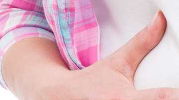 Aguantarse un gas podría causar cólicos.