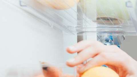 Agrupa los alimentos, tanto en el refrigerador como en el congelador. Esto ayudará a mantenerlos fríos por más tiempo.