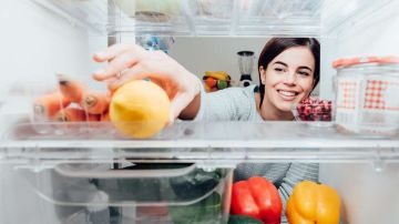 Agrupa los alimentos, tanto en el refrigerador como en el congelador. Esto ayudará a mantenerlos fríos por más tiempo.