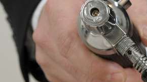 La créme brûlée es un postre complejo de preparar, sobre todo por su toque final que puede ser peligroso.