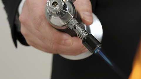 La créme brûlée es un postre complejo de preparar, sobre todo por su toque final que puede ser peligroso.