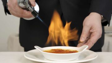 La créme brûlée es un postre complejo de preparar, sobre todo por su toque final que puede ser peligroso.