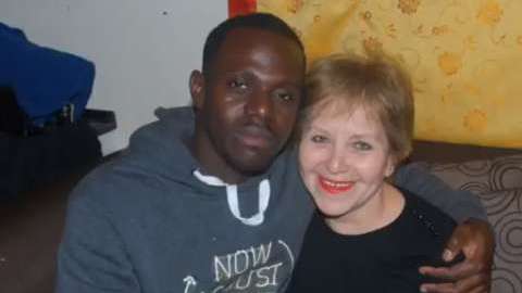 La pareja se conoció por Facebook.