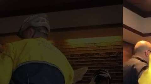 El gerente llamó a la Policía para detener a los dos hombres.