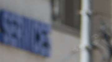 Vista de un cuerpo cubierto (d) después de que una camioneta alquilada recorriera la acera golpeando a los peatones hoy, lunes 23 de abril de 2018, en la calle Yonge en el norte de Toronto (Canadá).