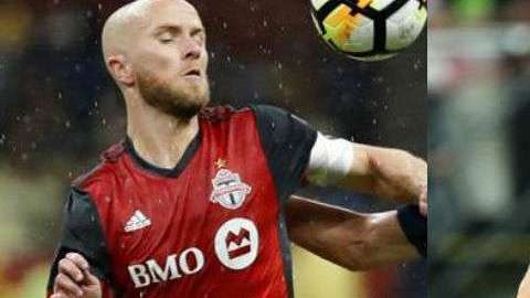 Michael Bradley y Rodolfo Pizarro. EFE y Getty Images