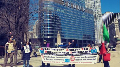 Activistas pro inmigrantes protestaron contra el envío de la Guardia Nacional a la frontera con México frente a la torre Trump de Chicago. (Cortesía)
