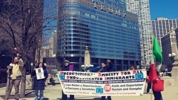 Activistas pro inmigrantes protestaron contra el envío de la Guardia Nacional a la frontera con México frente a la torre Trump de Chicago. (Cortesía)