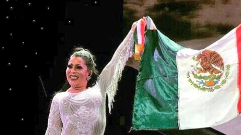 Alejandra Guzmán y Gloria Trevi siempre ondean orgullosamente la bandera mexicana, además de la LGBT.