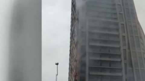 Imágenes de video del humo del incendio de la Torre Trump en Bakú.