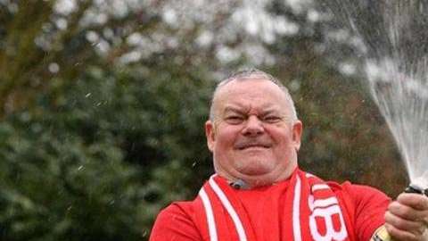 La expareja de Long habría sido la culpable del rompimiento.