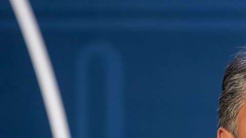 El exfutbolista mexicano Manuel Negrete puede presumir que superó a "O'Rei"