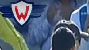 El cuerpo técnico del Universitario al anunciar al árbitro su retirada.