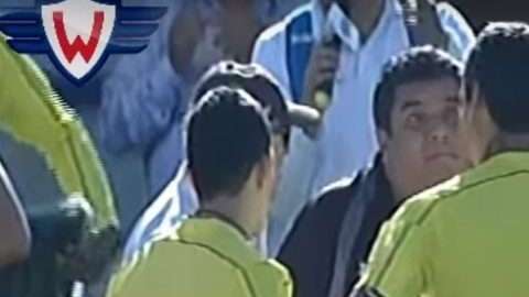 El cuerpo técnico del Universitario al anunciar al árbitro su retirada.