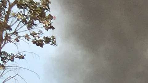 La erupción volcánica surge del suelo y bloquea una vía.