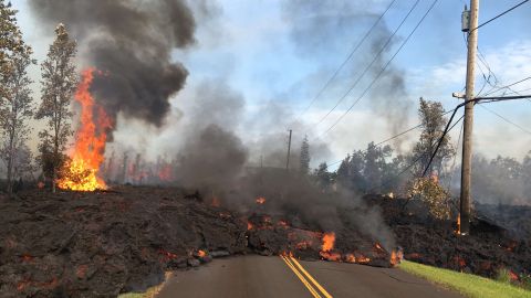 La erupción volcánica surge del suelo y bloquea una vía.