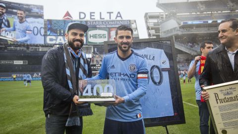 Villa recibió diferentes regalos conmemorativos por sus 400 goles.