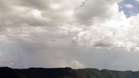 El lago de Coatepeque cambia de color.
