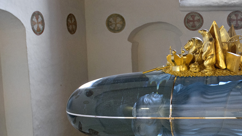 El Sarkofag está hecho de vidrio, plata y bronce.