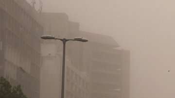 Una tormenta de polvo y arena en India.