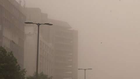 Una tormenta de polvo y arena en India.