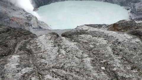 El agua de Laguna caliente es 10.000 veces más ácida.