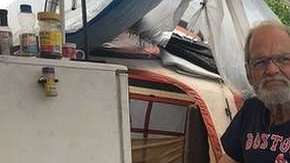 Luis Concepción, vive en un campamento para "agresores sexuales".