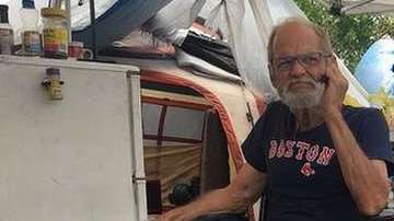 Luis Concepción, vive en un campamento para "agresores sexuales".