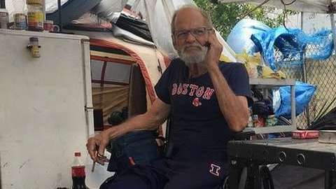 Luis Concepción, vive en un campamento para "agresores sexuales".