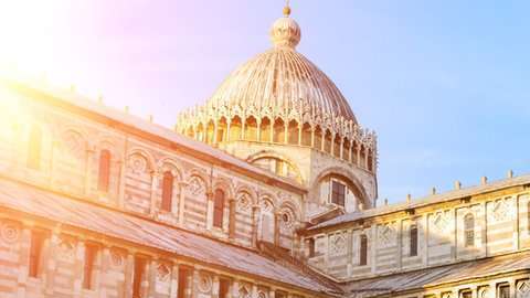 La  torre italiana tiene una desviación de 5 metros y mida 58 metros.