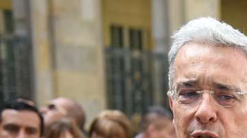 Uribe promoviendo la candidatura de Iván Duque (d).