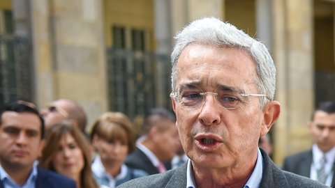 Uribe promoviendo la candidatura de Iván Duque (d).