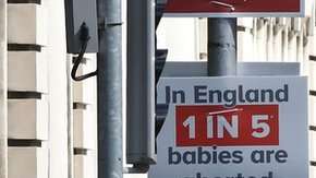 La Constitución de Irlanda reconoce el mismo derecho a la vida a la madre y al feto.