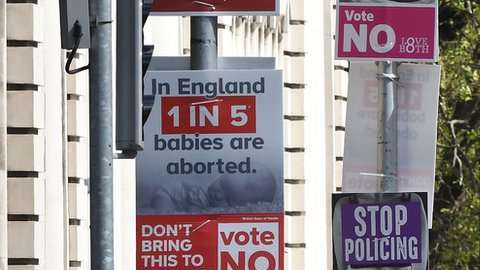 La Constitución de Irlanda reconoce el mismo derecho a la vida a la madre y al feto.