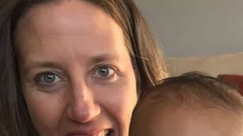 La aerolínea les pidió a Lindsay Gottlieb demostrar que el pequeño Jordan era su hijo.