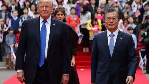 Moon Jae-in (d) y Donald Trump.