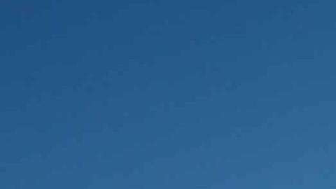 Familias migrantes se abrazan en la frontera.