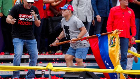 El baile de Maradona en el cierre de campaña de Maduro.