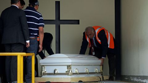 El féretro de Claudia Patricia Gómez González en la capilla de la aduana de Guatemala.