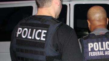 Los agentes no portaban chalecos que los distinguiera como miembros de ICE.