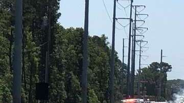 El avión cayó sobre una carretera