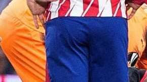 El defensa francés del Arsenal Laurent Koscielny yace en la cancha tras lesionarse en el partido ante del Atlético de Madrid de semifinales de la Liga Europa. (Foto: EFE/ Rodrigo Jiménez)