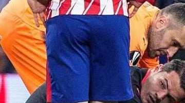 El defensa francés del Arsenal Laurent Koscielny yace en la cancha tras lesionarse en el partido ante del Atlético de Madrid de semifinales de la Liga Europa. (Foto: EFE/ Rodrigo Jiménez)