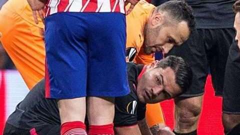 El defensa francés del Arsenal Laurent Koscielny yace en la cancha tras lesionarse en el partido ante del Atlético de Madrid de semifinales de la Liga Europa. (Foto: EFE/ Rodrigo Jiménez)