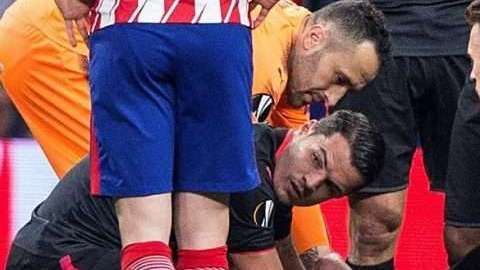 El defensa francés del Arsenal Laurent Koscielny yace en la cancha tras lesionarse en el partido ante del Atlético de Madrid de semifinales de la Liga Europa. (Foto: EFE/ Rodrigo Jiménez)