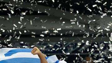 Thiago Silva, capitán del PSG y Sebastien Flochon, capitán de Les Herbiers con la Copa de Francia.  (Foto: EFE/YOAN VALAT)