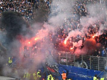 Ultras del Hamburgo arrojaron petardos al terreno de juego en protesta por el descenso