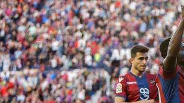 El ghanés del Levante Emmanuel Boateng celebra su triplete frente al Barcelona. (Foto: EFE/Biel Aliño)
