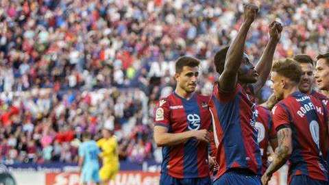 El ghanés del Levante Emmanuel Boateng celebra su triplete frente al Barcelona. (Foto: EFE/Biel Aliño)